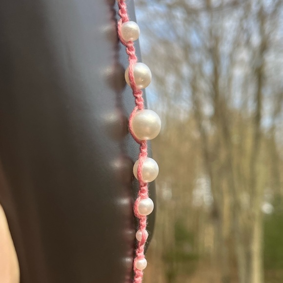 Handmade woven friendship bracelet pink with fake pearl beads - Picture 6 of 12